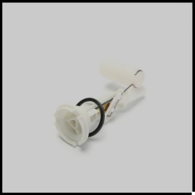 Componente branco de plástico com anel preto e fio metálico