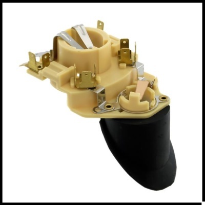 Componente elétrico bege e preto com conectores metálicos dourados e peça de porcelana