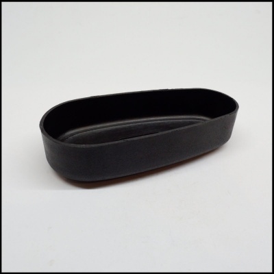 Estojo oval preto rígido num fundo branco