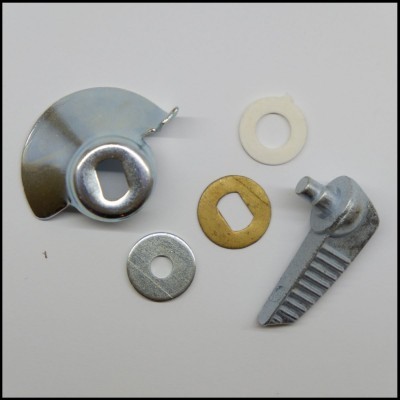 Peças metálicas e plásticas diversas sobre fundo branco