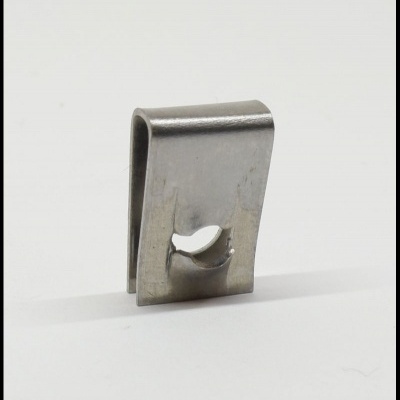 Clipe de metal prateado com orifício oval