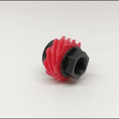 Engrenagem vermelha e preta helicoidal sobre fundo branco