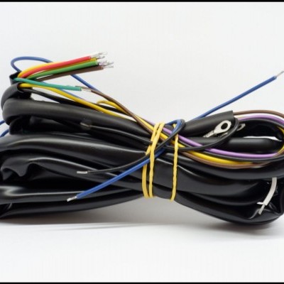 Conjunto de cabos elétricos isolados com fios de cores variadas e fundo branco