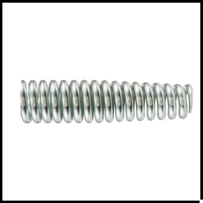 Mola metálica prateada espiral num fundo branco