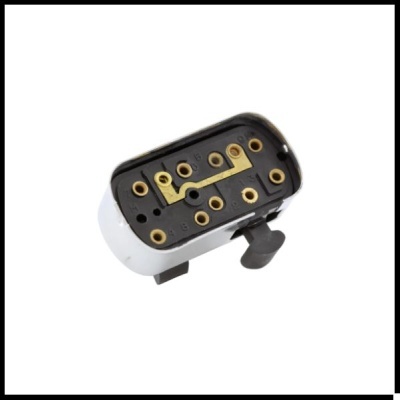 Conector elétrico preto e branco com contactos dourados