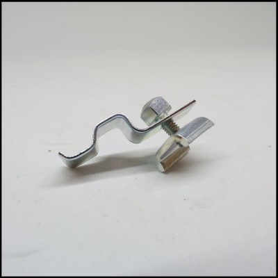 Abraçadeira metálica prateada com parafuso hexagonal sobre superfície branca