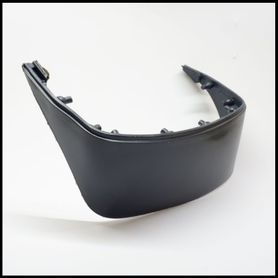 Peça automóvel preta de plástico com botões de fixação