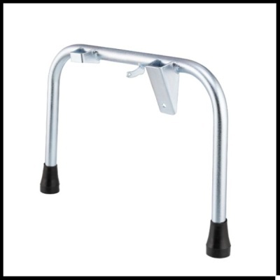 Suporte metálico prateado com pés de borracha preta