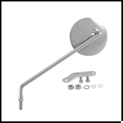 Espelho retrovisor redondo cromado com acessórios de fixação sobre fundo branco