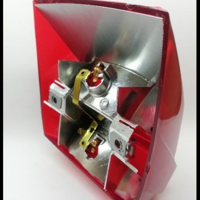 Peça de luz traseira automóvel vermelha e metálica