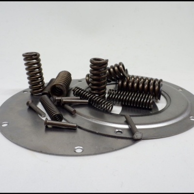 Molas pretas e placas metálicas cinza sobre fundo branco