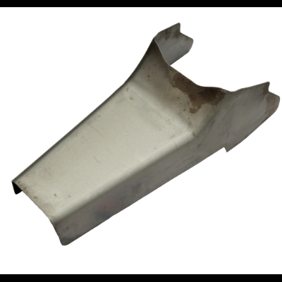 Peça metálica trapezoidal cinza com ferrugem