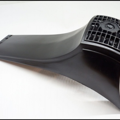 Suporte plástico preto com grelha e base curva