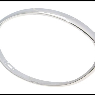 Bracelete oval prateado liso e brilhante