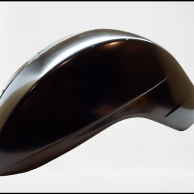 Capacete preto aerodinâmico com acabamento brilhante.