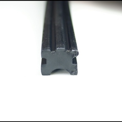 Perfil de borracha preto com ranhuras verticais