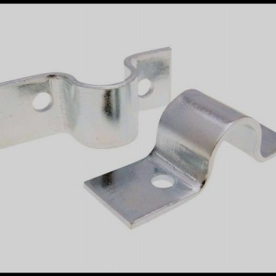 Dois suportes metálicos prateados com orifícios para fixação