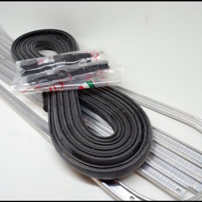 Tiras de borracha e metal com pacotes plásticos sobre fundo branco