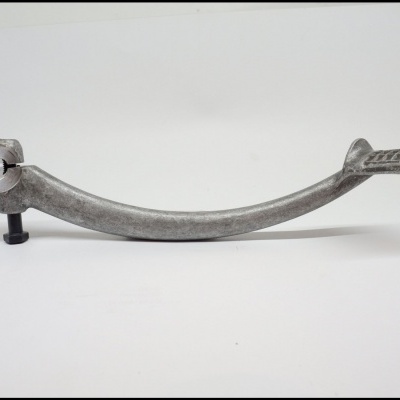 Alavanca metálica curva com eixo de fixação e ponta estriada