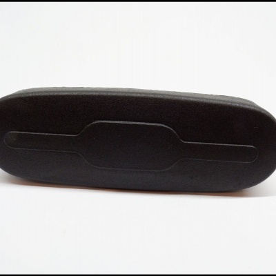 Caixa de óculos preta oval com acabamento fosco sobre fundo branco