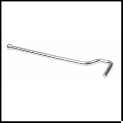 Ferramenta metálica prateada em fundo branco