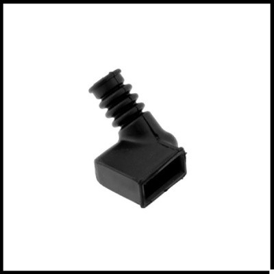 Peça plástica preta angular com secção espiralada e abertura retangular