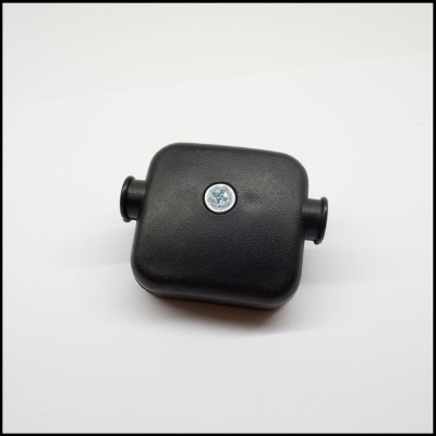 Caixa de ligação elétrica preta com parafuso central