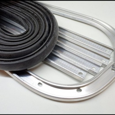 Tiras de borracha preta enroladas sobre molduras metálicas prateadas