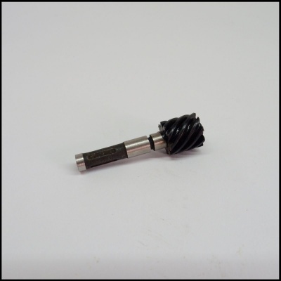 Peça metálica preta e prateada com ranhuras helicoidais