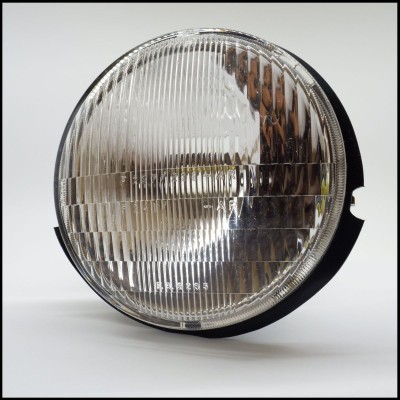 Farol redondo de vidro e metal com fundo preto isolado em fundo branco