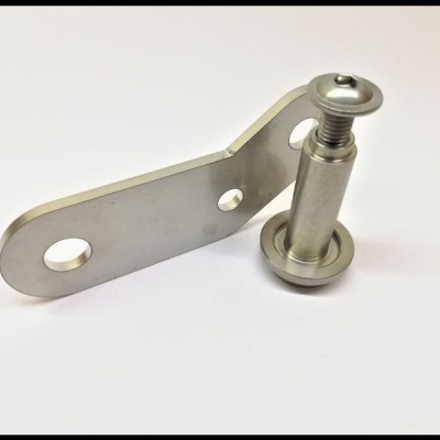 Suporte metálico com parafuso sobre fundo branco