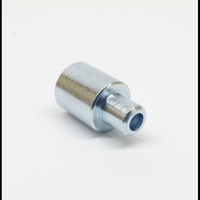 Peça metálica cilíndrica prateada com furo central