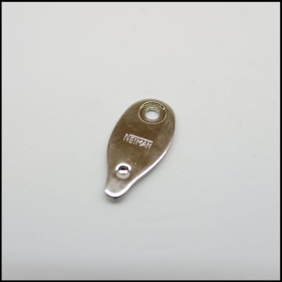 Chave metálica prateada com palavra NEUTRAL gravada