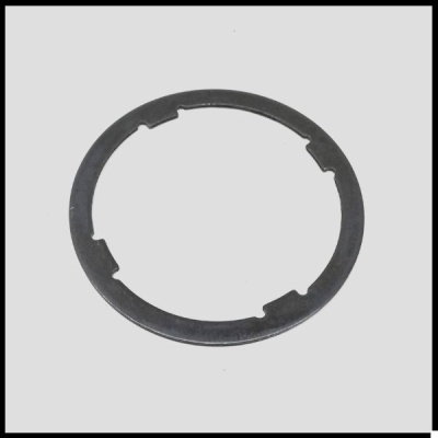 Anel metálico preto com quatro entalhes