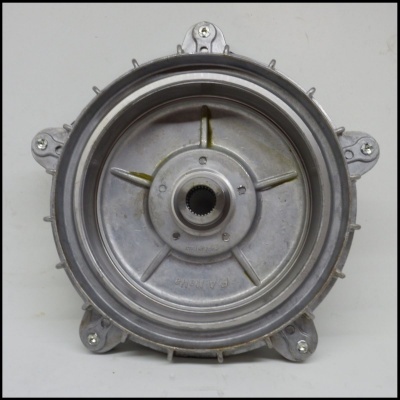 peça metálica circular com orifício central e parafusos