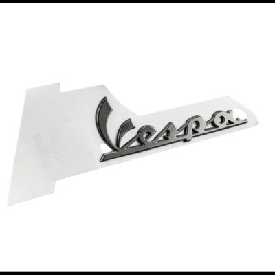 Emblema cromado Vespa em fundo branco