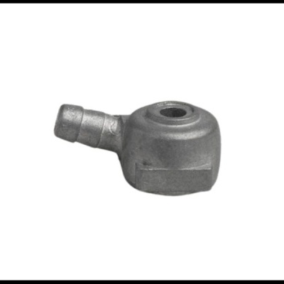 Peça metálica cinzenta com orifício no topo sobre fundo branco