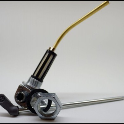 Misturador metálico com tubo largo e alavanca preta