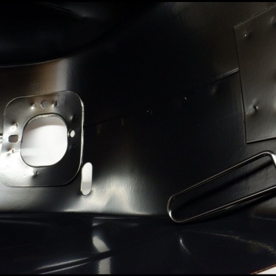 Interior metálico preto com recorte e chave hexagonal