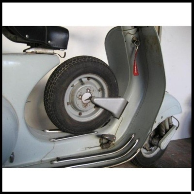 Scooter azul clara com pneu sobressalente e assento preto