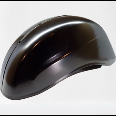 Capacete preto brilhante e aerodinâmico
