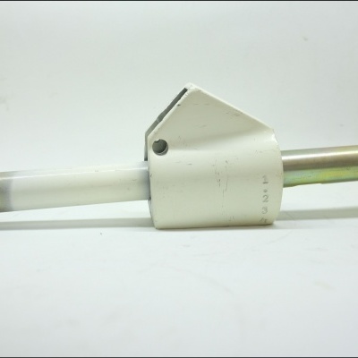 peça metálica com tubo branco e metálico unidos por chapa branca com número 1 a 5