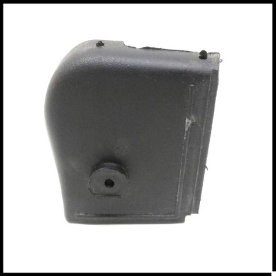 Peça plástica preta com formato curvado sobre fundo branco