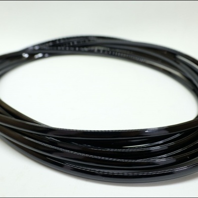 Cabo preto enrolado em círculo sobre fundo branco