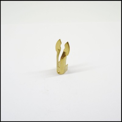 Conector elétrico metálico dourado sobre fundo branco