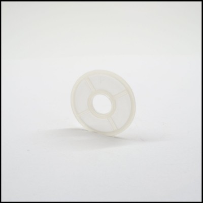 Carretel pequeno branco translúcido sobre fundo branco