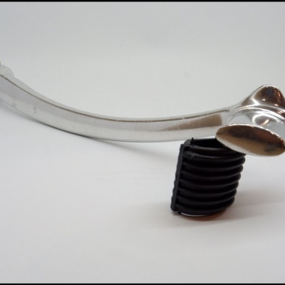 Alavanca metálica prateada com peça preta.