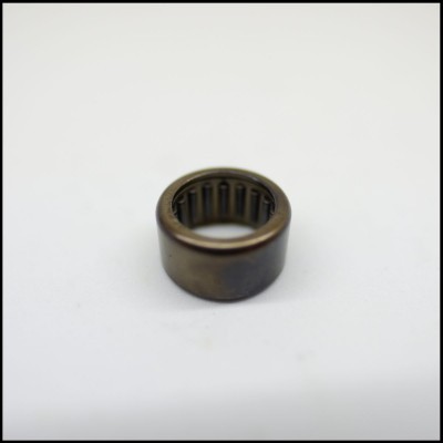 Rolamento de agulhas de metal escuro sobre fundo branco