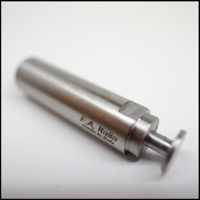 Peça metálica cilíndrica prateada com gravação e fundo branco