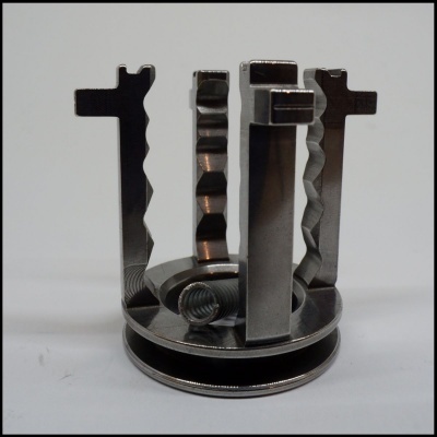 Utensílios metálicos prateados numa base redonda com diferentes perfis verticais.